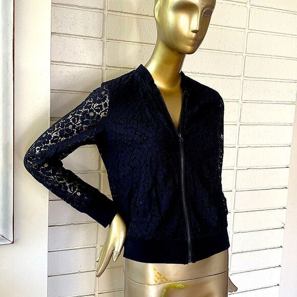 G by Guess blk fitted lace bomber style jacket/top. Sheer sleeves. Zip front - Picture 3 of 10